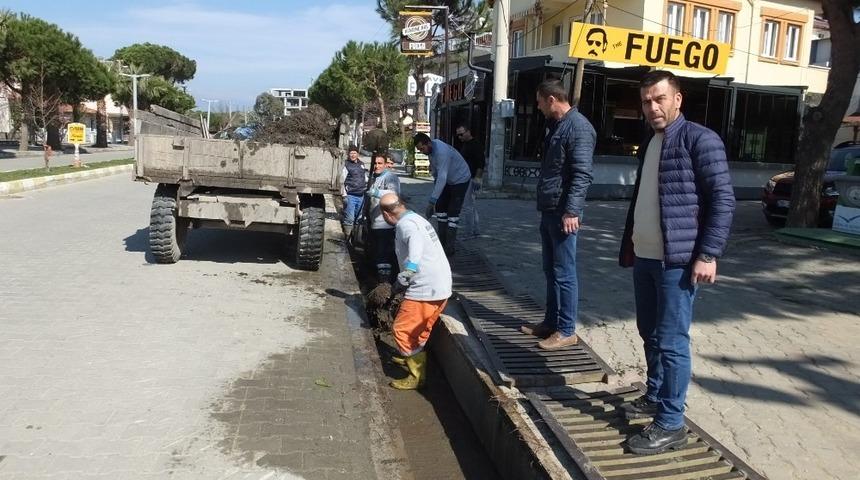 Burhaniye&rsquo;de su baskınlarını &ouml;nlemek i&ccedil;in menfezler temizleniyor