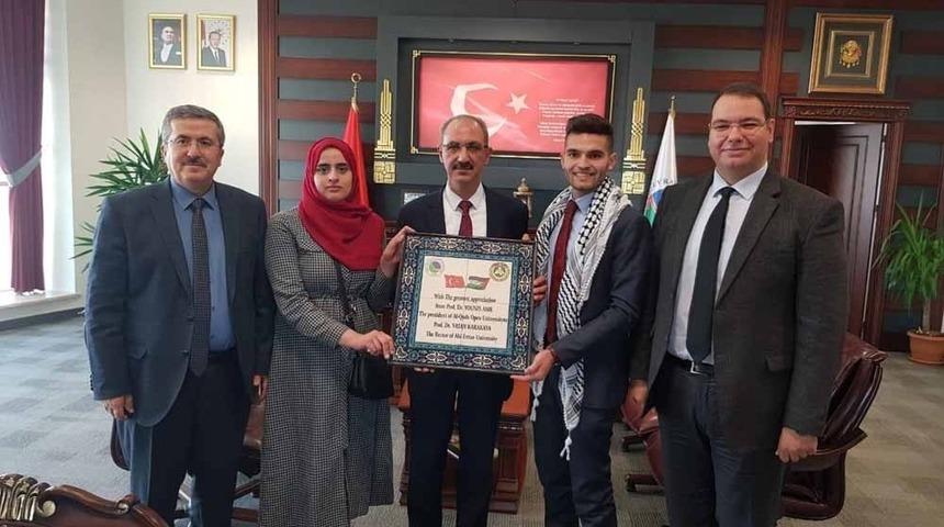 Filistinli &ouml;ğrenciler, Rekt&ouml;r Karakaya&rsquo;yı ziyaret etti