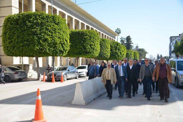 Adalet Sarayı önünde trafik üç şeritten akıyor