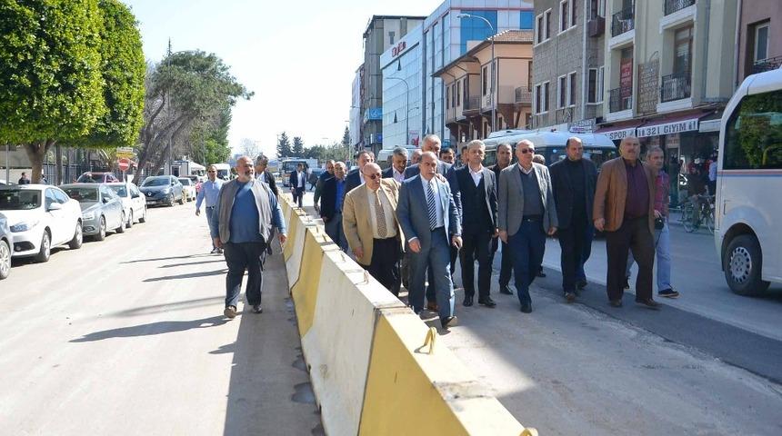 Adalet Sarayı &ouml;n&uuml;nde trafik &uuml;&ccedil; şeritten akıyor