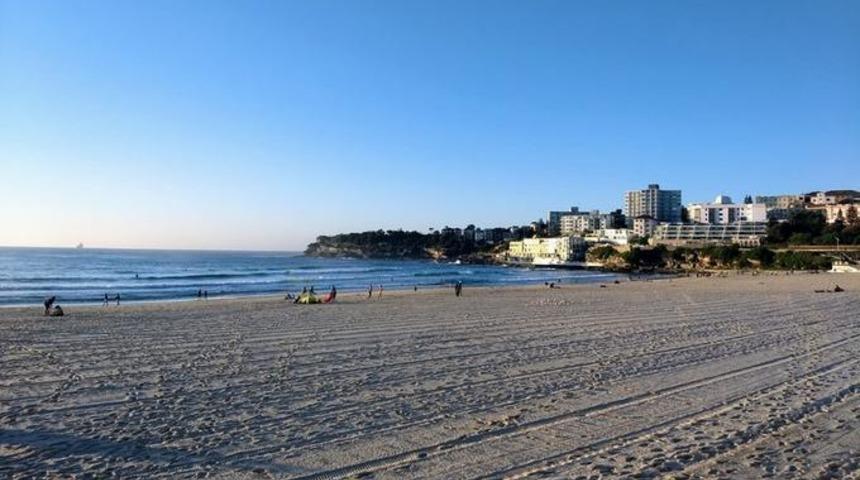 &Ccedil;ıplak denize giren turist infial yarattı!