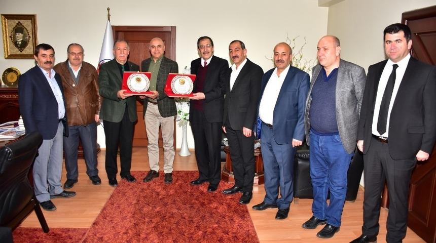 Başkanlara veda plaketi