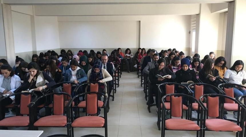 Kaymakam &Ouml;ner &ouml;ğrencilerle aynı sırayı paylaştı