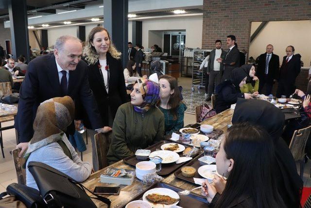 Özlü’den “Bilim Merkezi ve Teknoloji Üssü Türkiye” konferansı