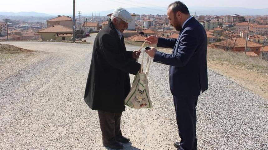 Cumhurbaşkanı Erdoğan’ın selamıyla bez torba dağıttılar