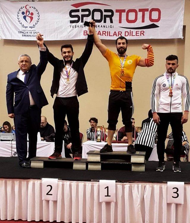 DÜ sporcusu bilek güreşinde şampiyon oldu