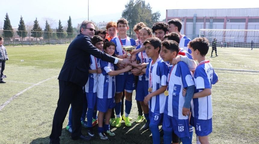 Futbolun şampiyonu Şehit &Ouml;mer Halisdemir Ortaokulu