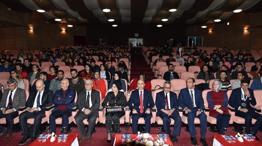 D&Uuml;&rsquo;de yeni nesil kariyer ve s&uuml;rd&uuml;r&uuml;lebilir başarı konferansı
