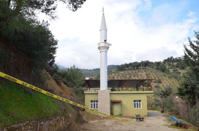 Hatay’da toprak kayması sonucu cami duvarı çöktü