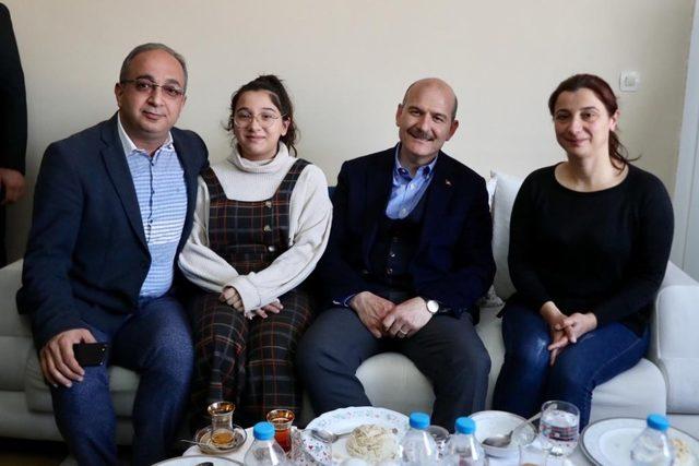 Bakan Soylu, o pankartı g&ouml;r&uuml;nce ziyarete gitti 1