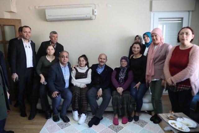 Bakan Soylu, o pankartı g&ouml;r&uuml;nce ziyarete gitti 2