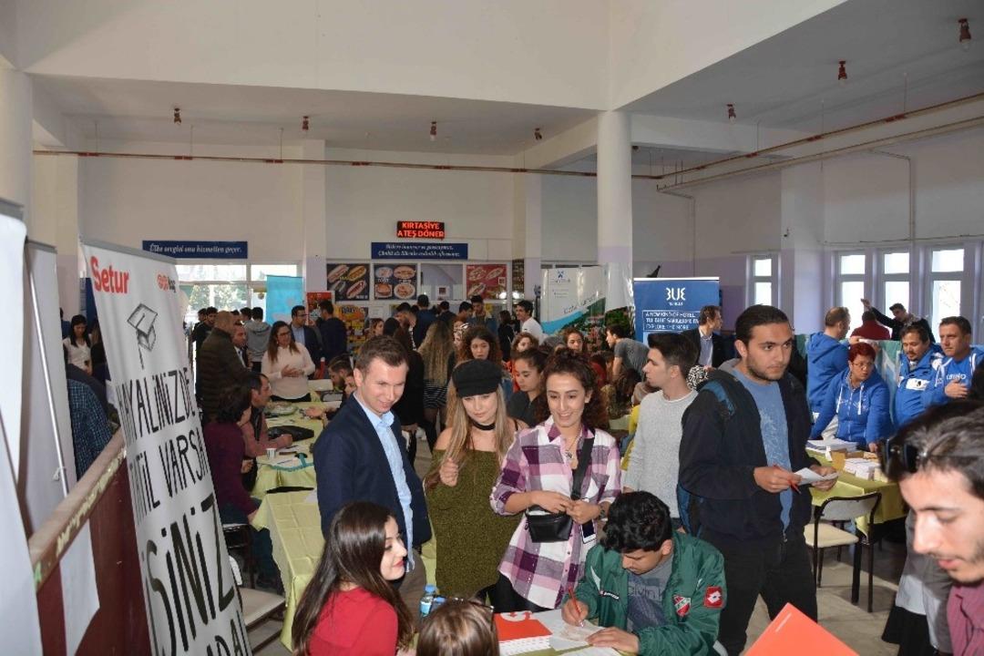 &Ouml;ğrenciler sekt&ouml;rle buluştu