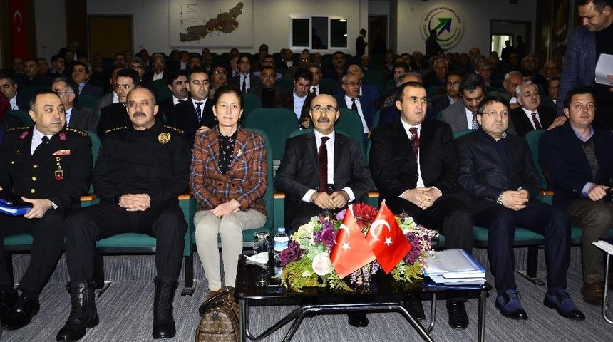 Vali Demirtaş uyuşturucuyla m&uuml;cadelede muhtarlardan destek istedi