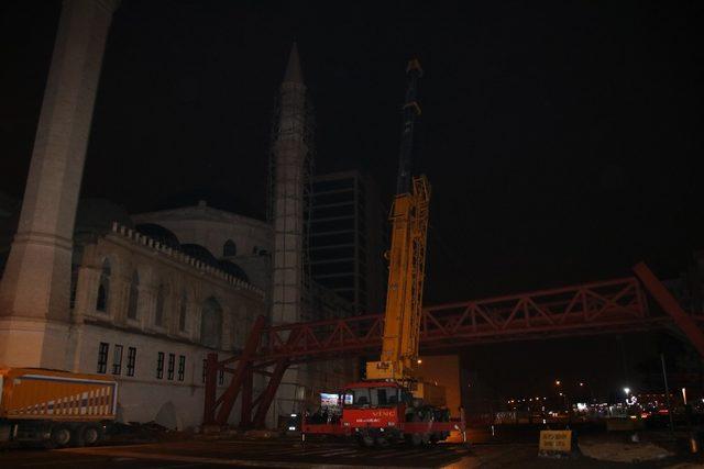 11 Nisan Külliyesi’ni şehir parkına bağlayan çelik köprü tamamlandı