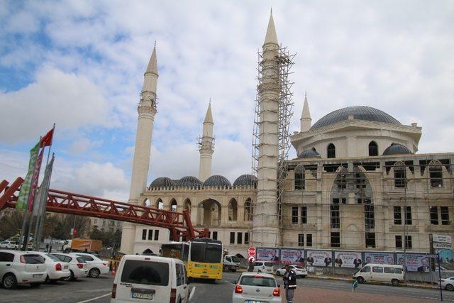 11 Nisan Külliyesi’ni şehir parkına bağlayan çelik köprü tamamlandı