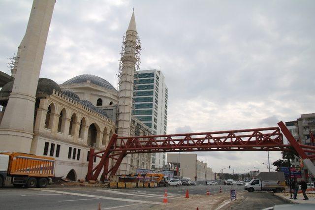 11 Nisan Külliyesi’ni şehir parkına bağlayan çelik köprü tamamlandı