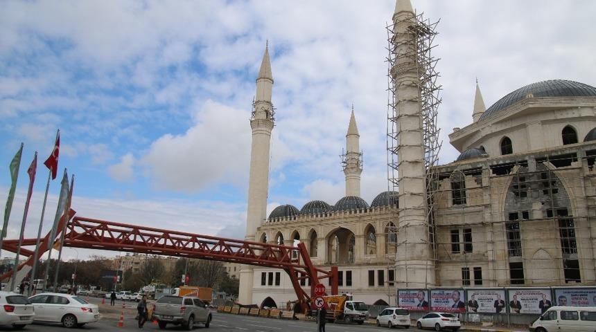 11 Nisan K&uuml;lliyesi&rsquo;ni şehir parkına bağlayan &ccedil;elik k&ouml;pr&uuml; tamamlandı