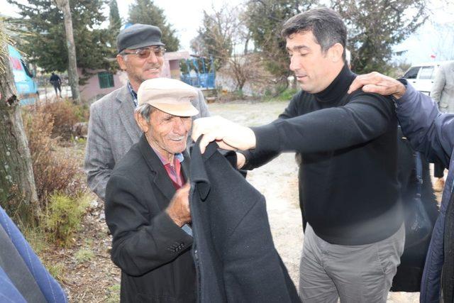 Başkan adayı üşüyen yaşlı adam paltosunu hediye etti