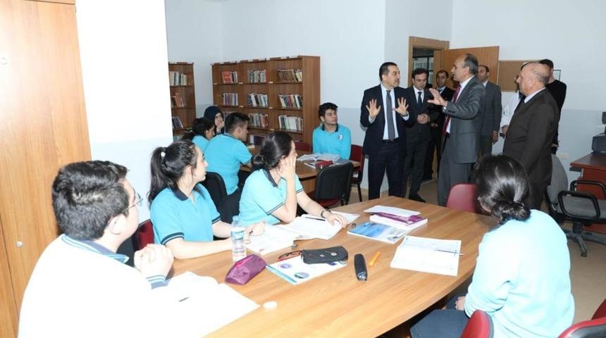 Vali &Ouml;ks&uuml;z&rsquo;&uuml;n okul ziyaretleri s&uuml;r&uuml;yor