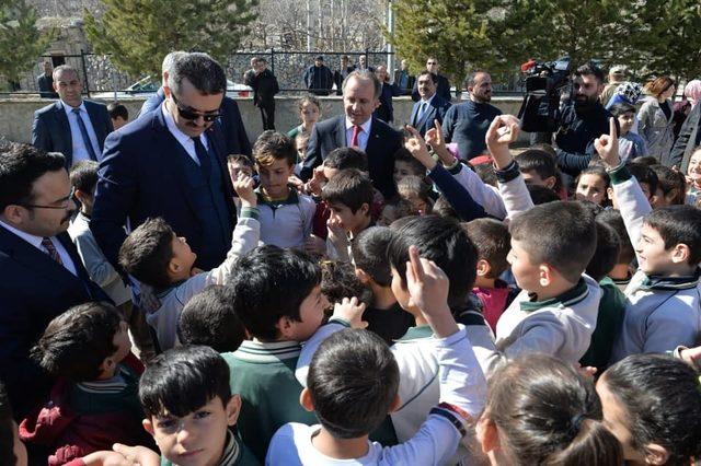 Vali Memiş, Uzundere’de incelemelerde bulundu