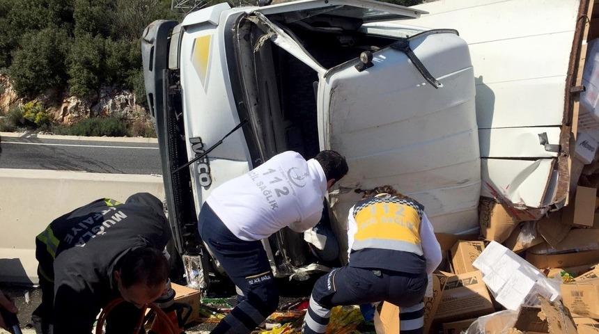 Ara&ccedil;ta sıkışan iki kişi AKS ekiplerince kurtarıldı