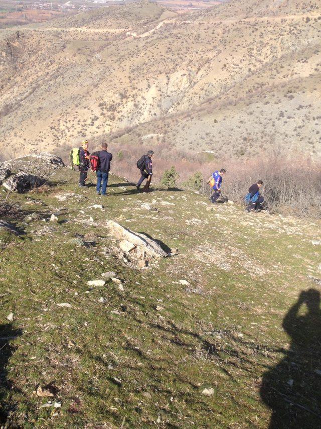 Kayalıklarda 2 gündür mahsur kalan keçiyi AFAD kurtardı