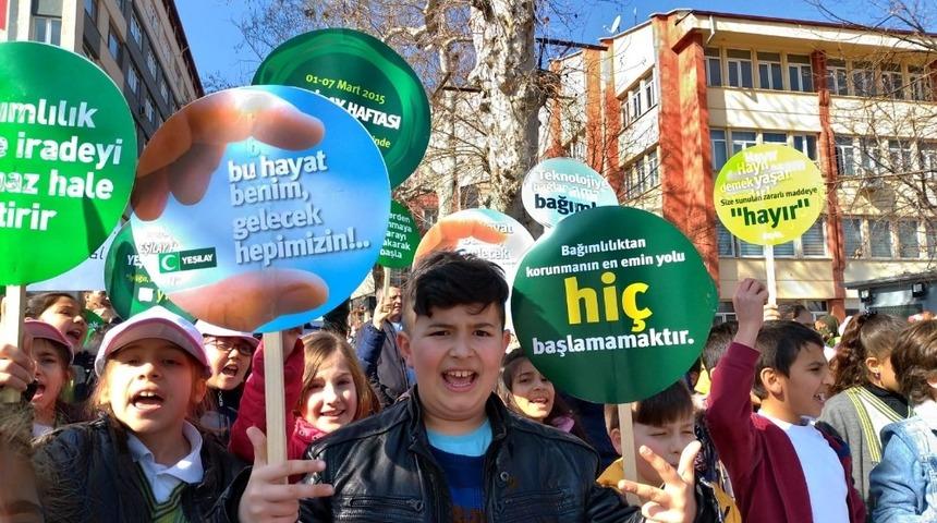 Minikler sloganlarıyla farkındalık oluşturdu