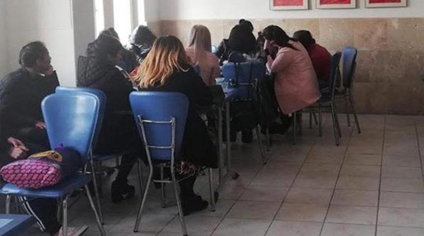 Denizli'de eğlence mekanlarında izinsiz çalışan 20 kadına gözaltı