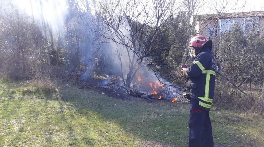Çocukların yaktığı ateşin büyümeden söndürüldü