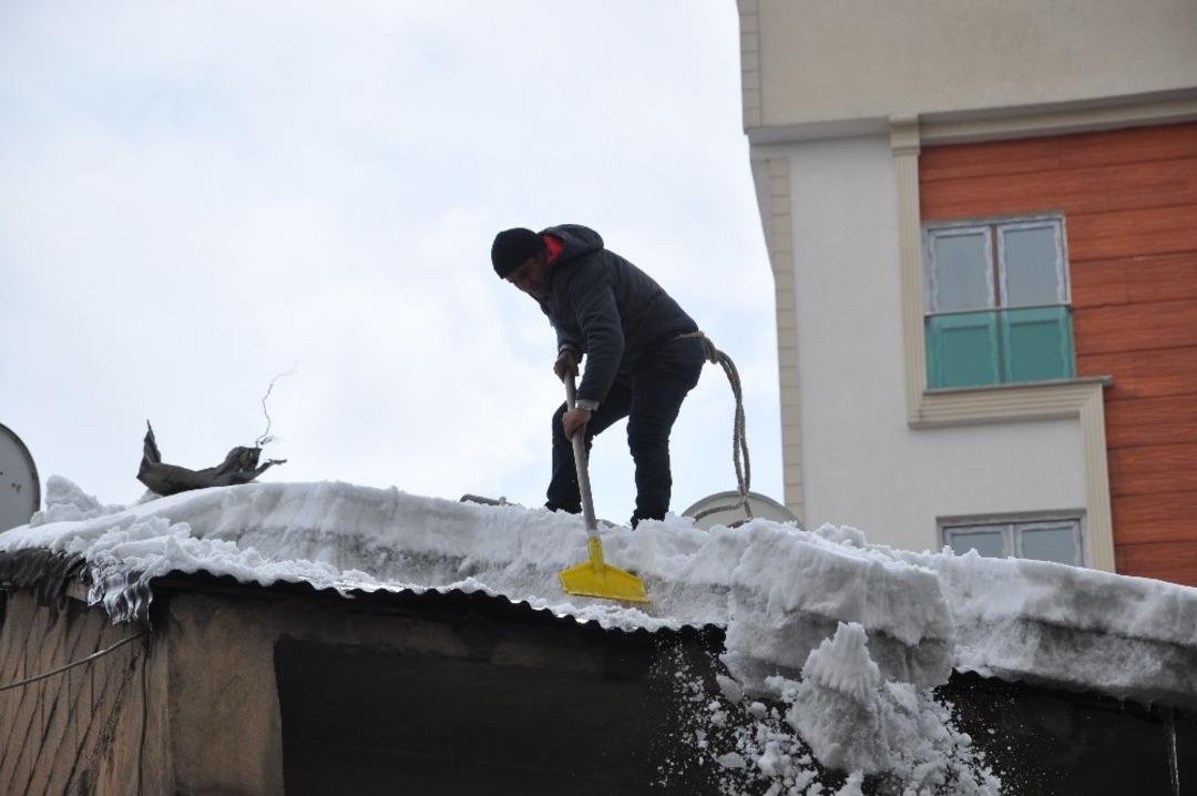 &Ccedil;atılarda biriken karlar ekmek kapısı oluyor