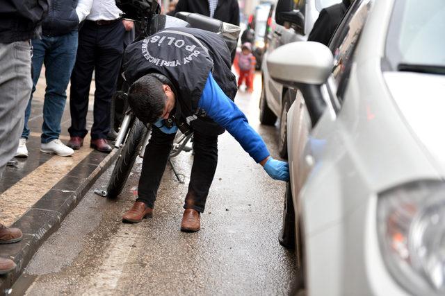 Lastiğini patlatıp 40 bin TL'sini çaldılar