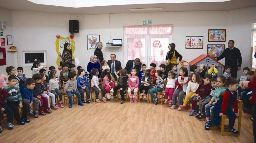 Minik &Ouml;ğrenciler Hacivat ve Karag&ouml;z oyunu ile T&uuml;rk&ccedil;e&rsquo;ye sahip &ccedil;ıktılar