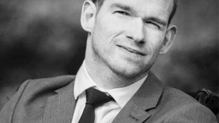 Beyin felçli yazar biyografisini burnuyla yazdı