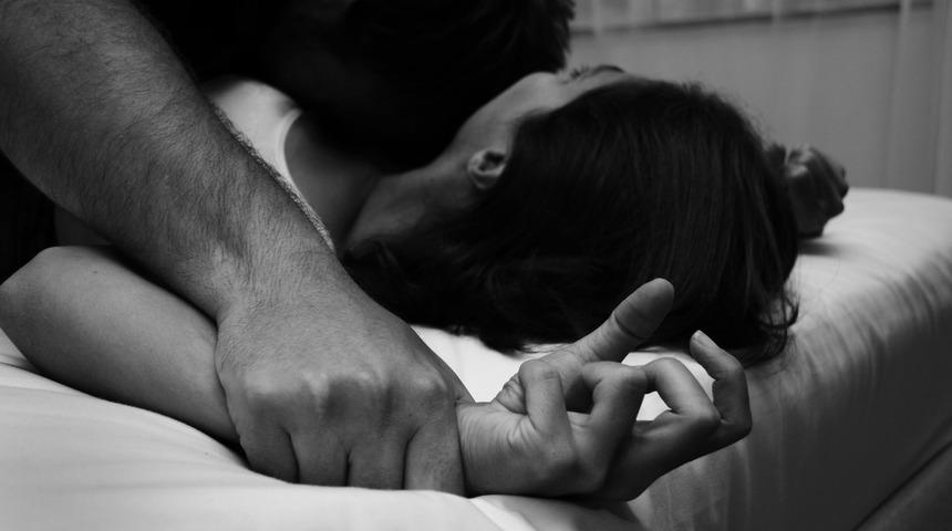 '10 yıl boyunca bana çocuklarımın önünde tecavüz etti!'