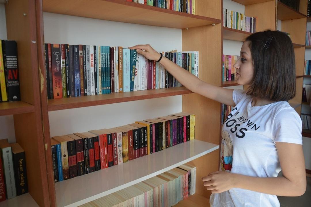 &rsquo;-Millet Kıraathanesi&rsquo; fikrini &ouml;rnek aldılar &ouml;ğrenciler kitap okumaya başladı