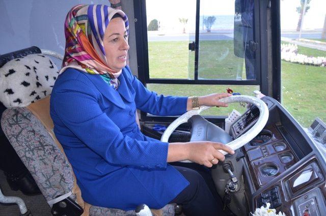 Kadın belediye başkan adayı kendi seçim aracını kendi kullanıyor