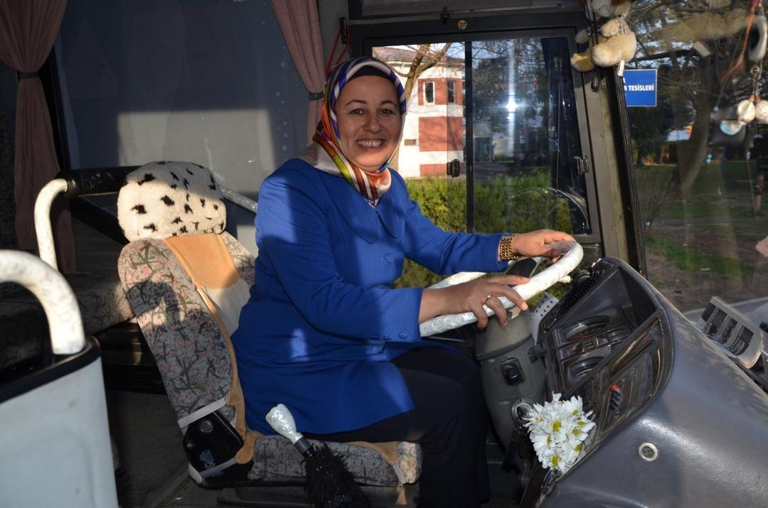 BBP'li adayı g&ouml;ren şaşkınlığını gizleyemiyor! Se&ccedil;im aracını kendisi kullanıyor