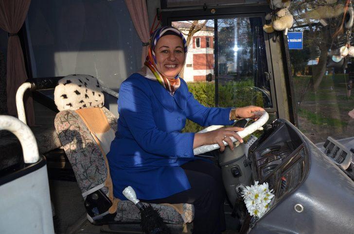 BBP'li adayı gören şaşkınlığını gizleyemiyor! Seçim aracını kendisi kullanıyor G4