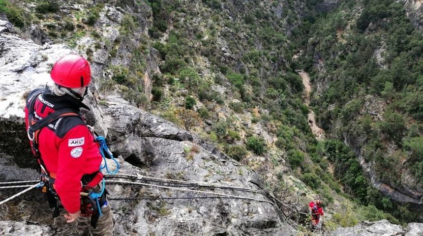 Kayalıklarda mahsur kalan ke&ccedil;iler AKUT ekiplerince kurtarıldı