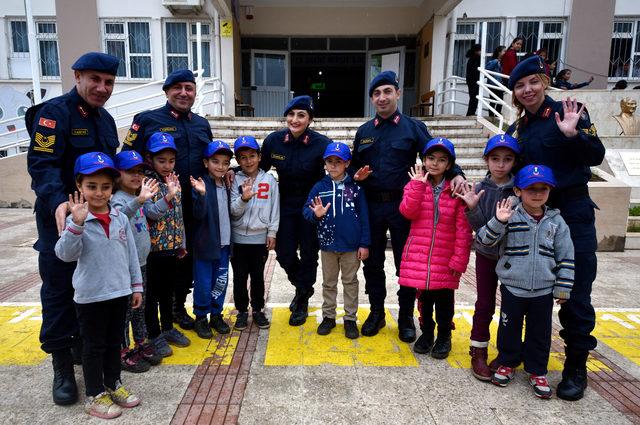  Jandarma abla  g&ouml;n&uuml;llerde taht kurdu 4