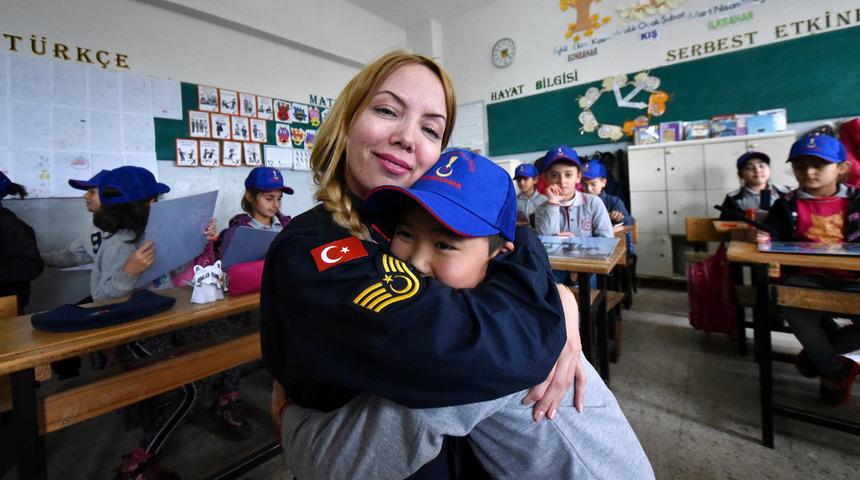 'Jandarma abla' g&ouml;n&uuml;llerde taht kurdu