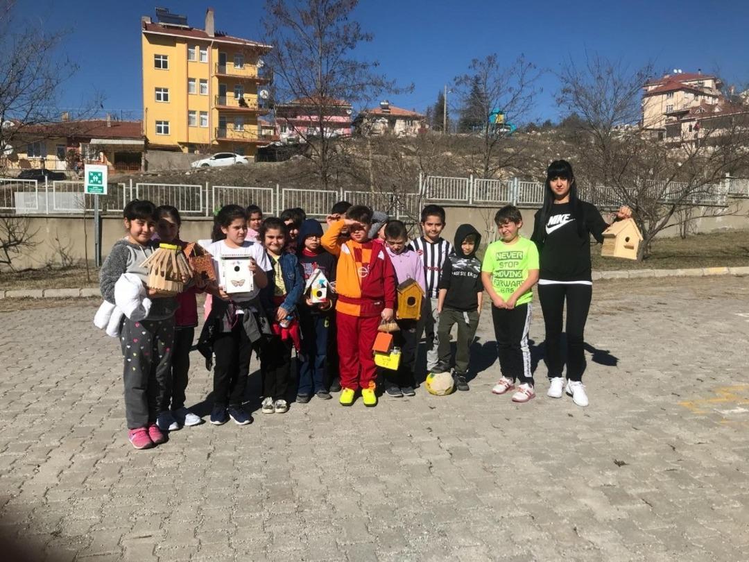 Doğanın bek&ccedil;ileri minik &ouml;ğrencilerden kuşlara yem