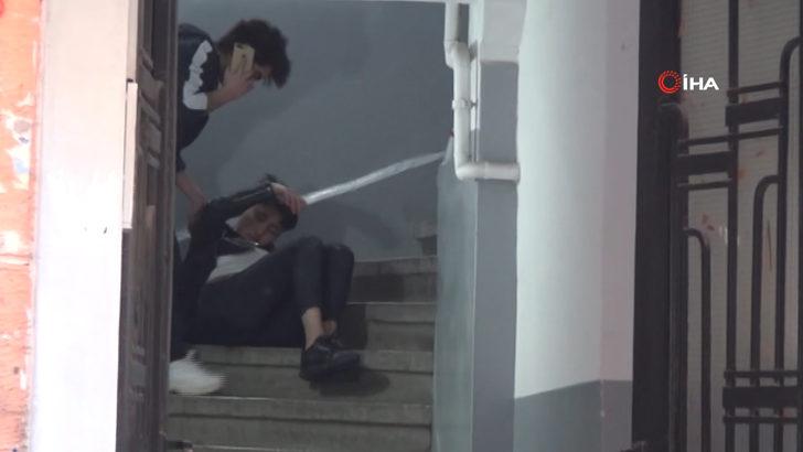 Taksim'de korkutan görüntü! 3 kişi zor taşıdı G3
