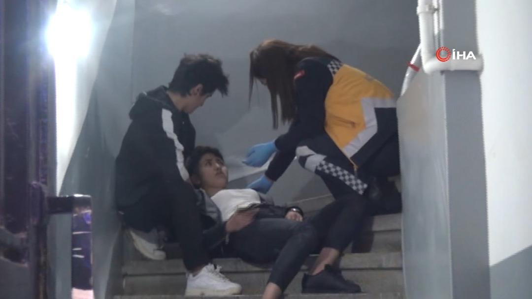 Taksim'de korkutan g&ouml;r&uuml;nt&uuml;! 3 kişi zor taşıdı