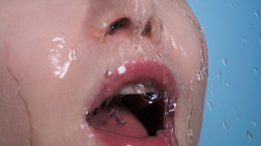 Sağlıklı bir cilde sahip olmak i&ccedil;in y&uuml;z havlusunu sık sık değiştirin, telefonu temiz tutun