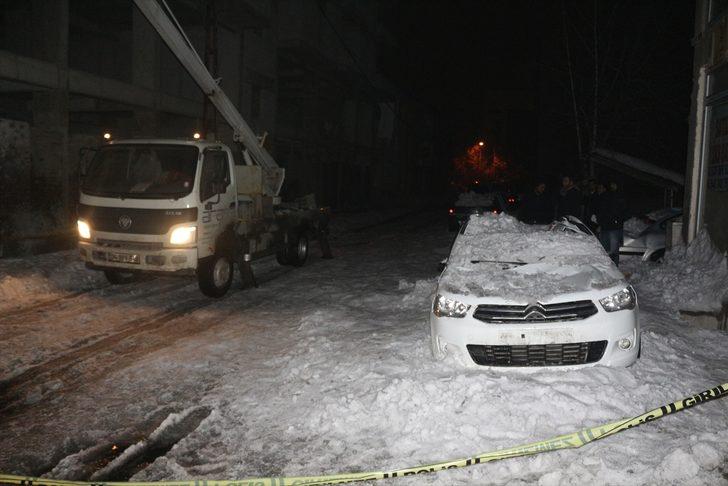 Çatılardan düşen kar ve buz kütleleri 10 araca zarar verdi  G2