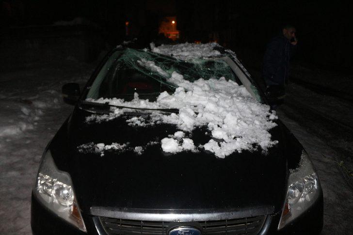 Çatılardan düşen kar ve buz kütleleri 10 araca zarar verdi  G3