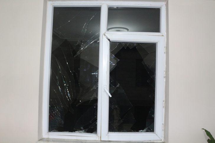 Çatılardan düşen kar ve buz kütleleri 10 araca zarar verdi  G4