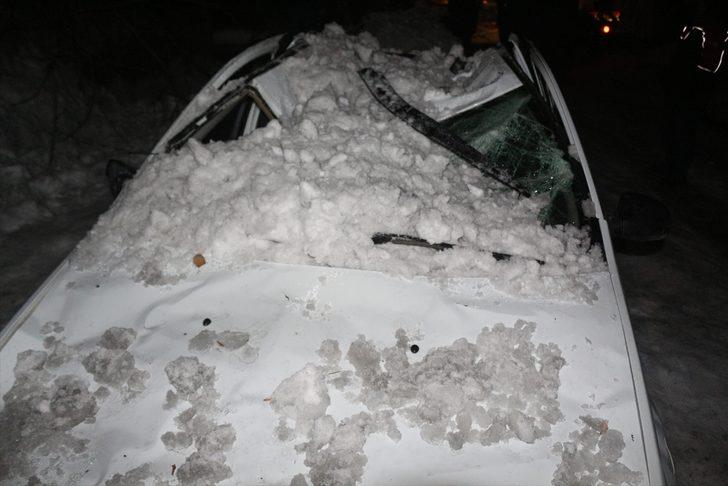 Çatılardan düşen kar ve buz kütleleri 10 araca zarar verdi  G5