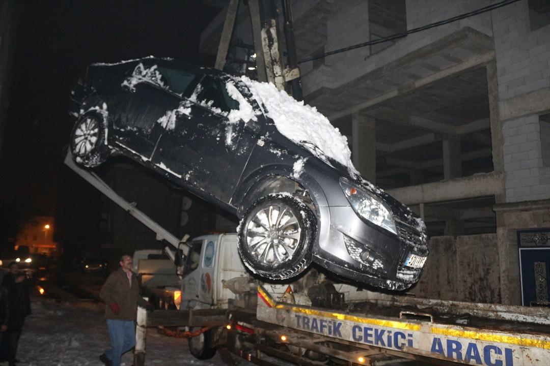 &Ccedil;atılardan d&uuml;şen kar ve buz k&uuml;tleleri 10 araca zarar verdi 
